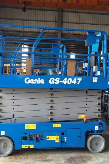 12m剪刀輪胎平台高空車